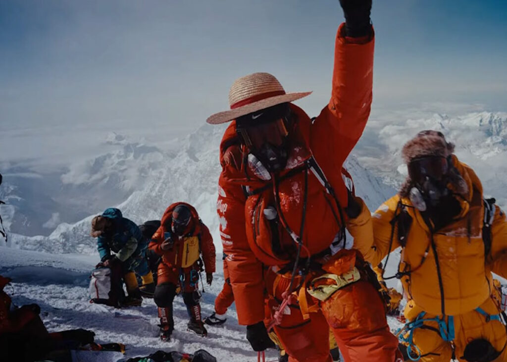 Inoxtag atteint le sommet de l'Everest avec le chapeau de Luffy de One Piece