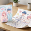 Volume 1 du manga Presque mariés accompagné de son poster exclusif sur un bureau en bois.